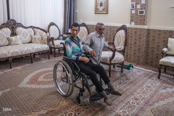 کمک‌رسانی پدر جانباز به فرزند توان‌یاب