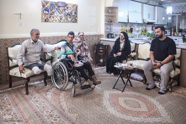 صحبت دوستان در مهمانی خانواده صیادی