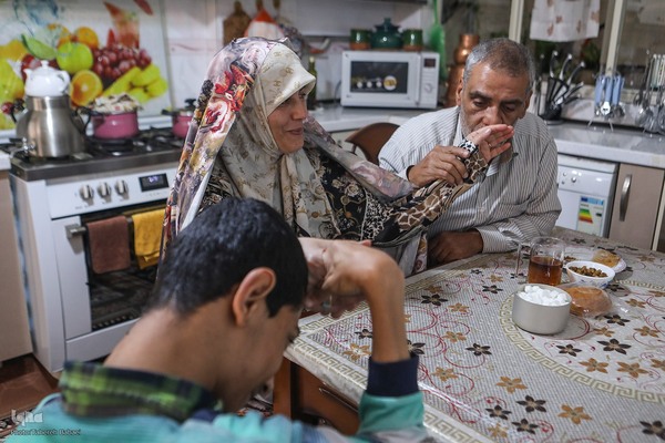 سفره‌ای که مادر، گرمابخش آن است