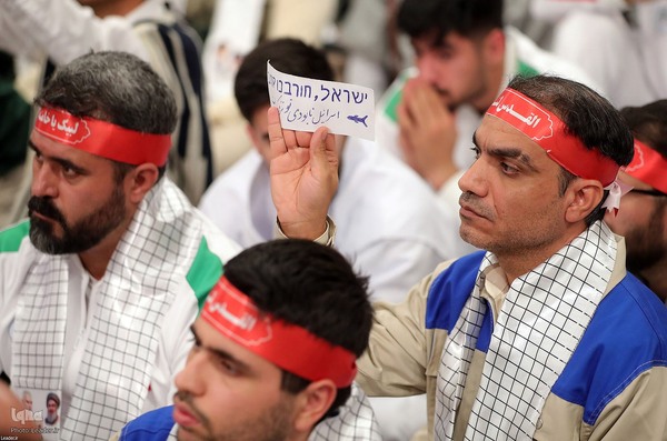 دیدار هزاران نفر از بسیجیان با رهبر انقلاب