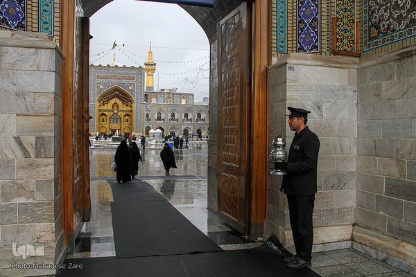 بارش برف در حرم امام رضا (ع)