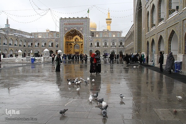 بارش برف در حرم امام رضا (ع)