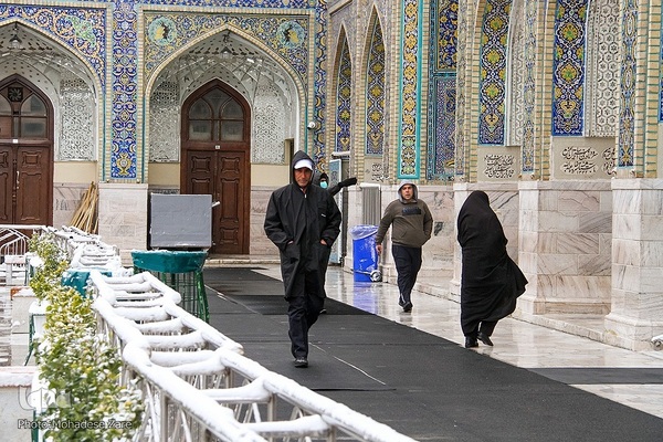 بارش برف در حرم امام رضا (ع)