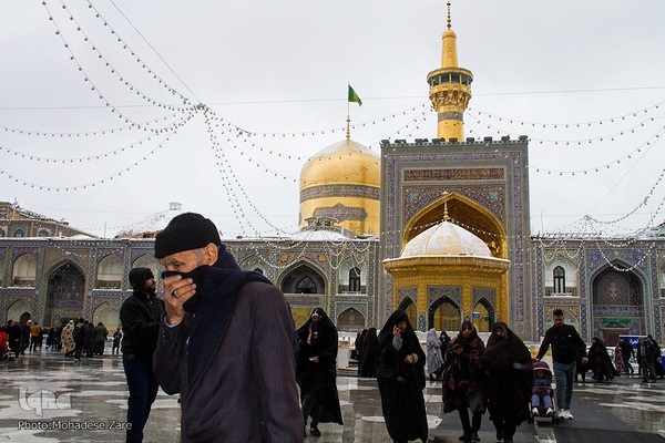 بارش برف در حرم امام رضا (ع)