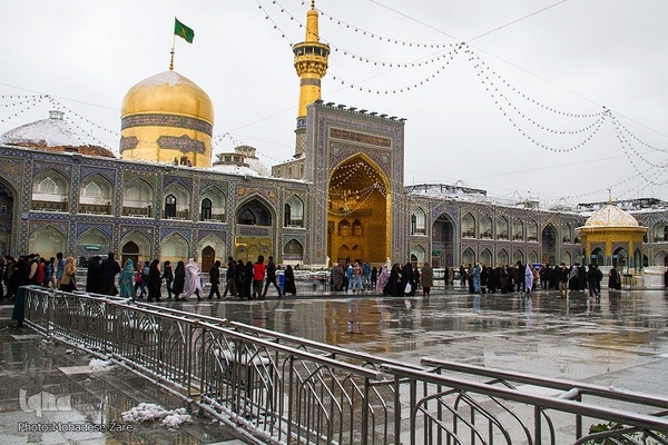 بارش برف در حرم امام رضا (ع)