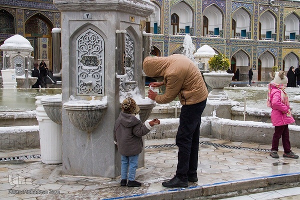 بارش برف در حرم امام رضا (ع)