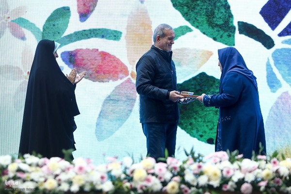 مراسم بزرگداشت هفته زن و روز مادر