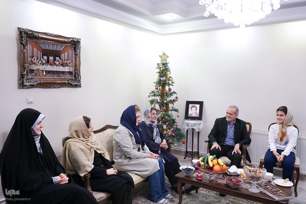 دیدار صمیمی با خانواده دو شهید مسیحی دفاع مقدس