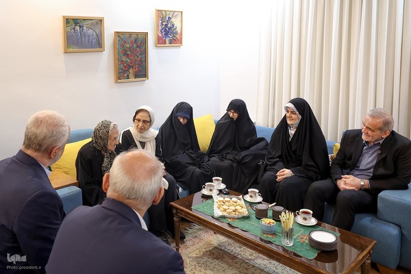 دیدار صمیمی با خانواده دو شهید مسیحی دفاع مقدس