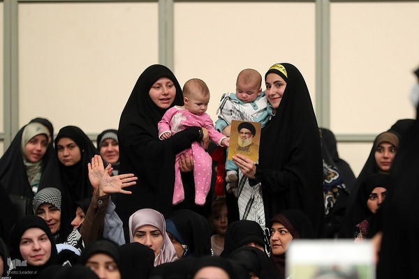 دیدار جمعی از خانواده‌های شهدای مدافع حرم و مقاومت با رهبر معظم انقلاب