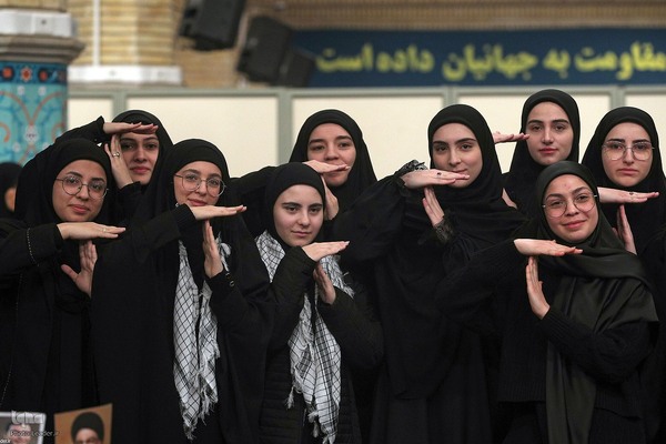 دیدار جمعی از خانواده‌های شهدای مدافع حرم و مقاومت با رهبر معظم انقلاب