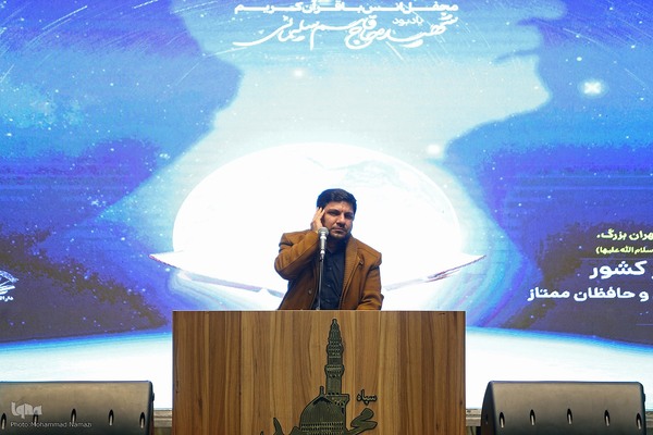 همزمان با پنجمین سالروز شهادت سردار شهید حاج قاسم سلیمانی، محفل انس با قرآن کریم با عنوان «سرباز قرآن» در حسینیه حضرت فاطمه‌الزهرا(س) پادگان ولیعصر(عج) برگزار شد.