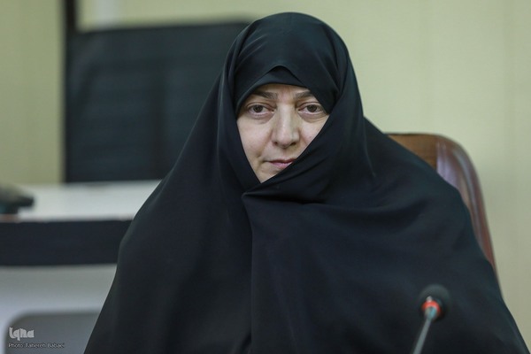 بیتا فراهانی، معاون فرهنگی بنیاد شهید و امور ایثاگران تهران بزرگ در نشست تشریح برنامه های قرآنی بنیاد شهید