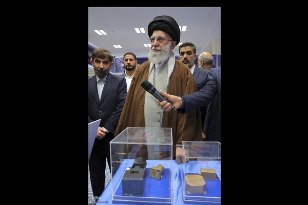 بازدید رهبر انقلاب از نمایشگاه توانمندی‌ها و دستاوردهای بخش خصوصی