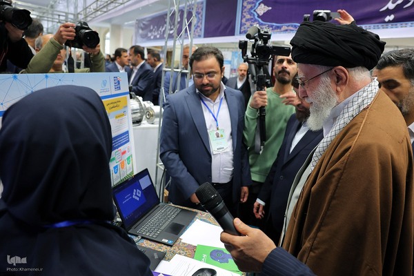 بازدید رهبر انقلاب از نمایشگاه توانمندی‌ها و دستاوردهای بخش خصوصی