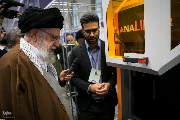 بازدید رهبر انقلاب از نمایشگاه توانمندی‌ها و دستاوردهای بخش خصوصی