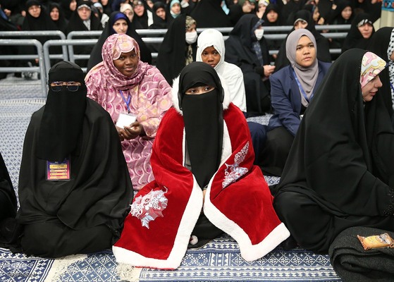 دیدار شرکت‌کنندگان مسابقات بین‌المللی قرآن کریم با رهبر معظم انقلاب