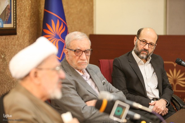 یادبود عبدالکریم بی‌آزار شیرازی با بررسی «قرآن و طبیعت»