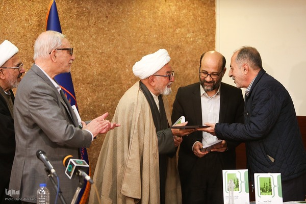 یادبود عبدالکریم بی‌آزار شیرازی با بررسی «قرآن و طبیعت»