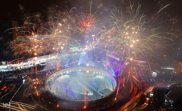 نورافشانی در میدان ولی‌عصر (عج) به مناسبت نیمه شعبان