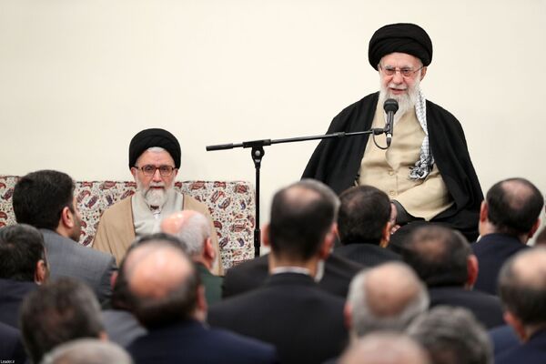 دیدار وزیر، معاونان و مدیران وزارت اطلاعات با مقام معظم رهبری