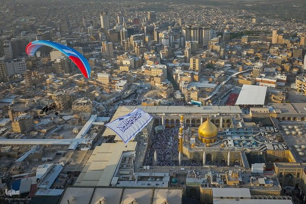 اهتزاز پرچم ولایت بر فراز حرم حضرت علی (ع)