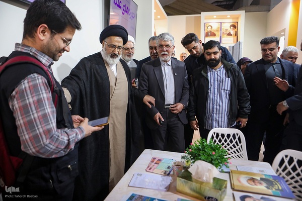بازدید وزیر فرهنگ و ارشاد از نمایشگاه قرآن