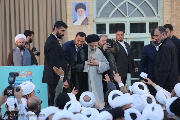 گردهمایی طلاب قم برای دیدار با رئیس جمهور