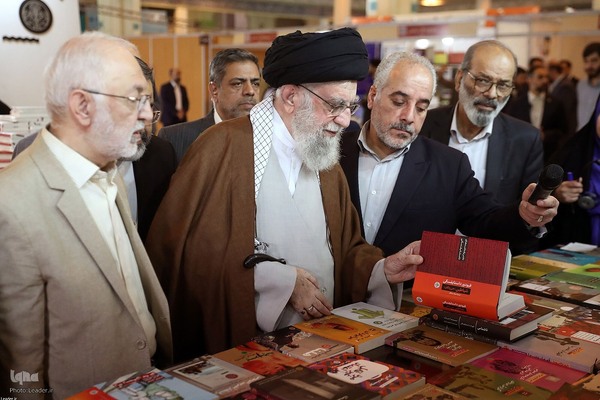 بازدید رهبر معظم انقلاب از نمایشگاه کتاب