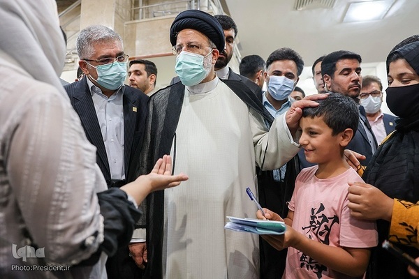 برگزیده مردم؛ میان مردم