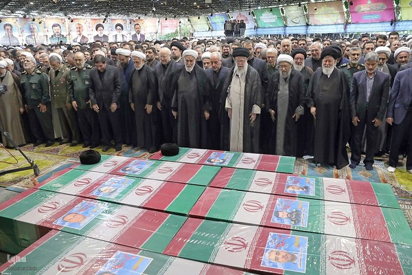 اقامه نماز بر پیکر رئیس جمهور شهید و همراهانشان