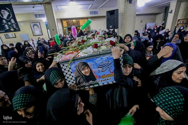 وداع مردم شهرک گلستان شیراز با پیکر شهید معصومه کرباسی