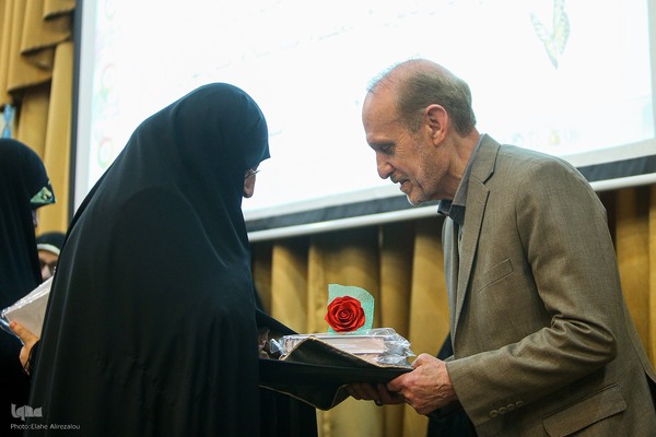 تجلیل از مادر دختران حافظ کل در مؤسسه مهد قرآن