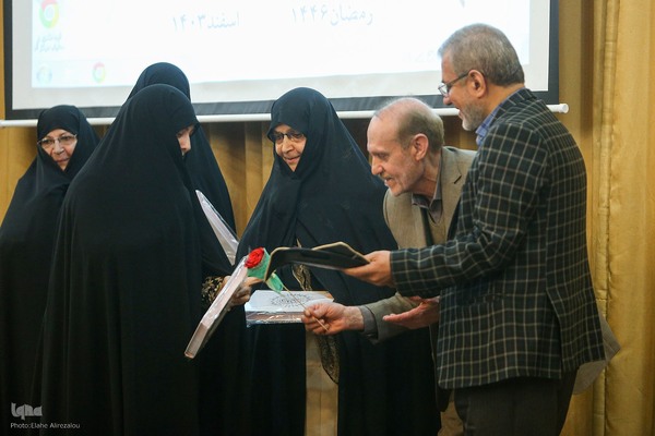 تجلیل از مادر دختران حافظ کل در مؤسسه مهد قرآن