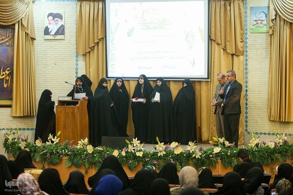 تجلیل از مادر دختران حافظ کل در مؤسسه مهد قرآن