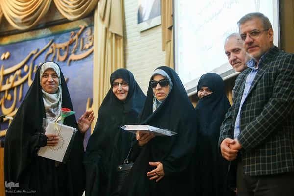 تجلیل از مادر دختران حافظ کل در مؤسسه مهد قرآن