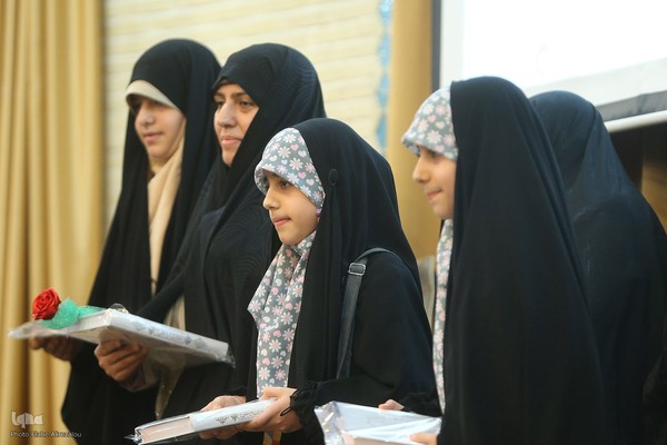 تجلیل از مادر دختران حافظ کل در مؤسسه مهد قرآن