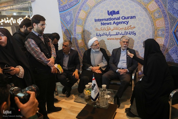 حضور وزیر فرهنگ و ارشاد اسلامی در غرفه ایکنا در نمایشگاه قرآن کریم