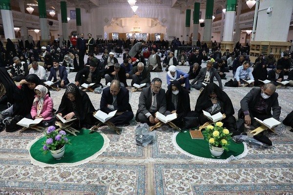 کرسی تلاوت فاطمی در حرم حضرت معصومه