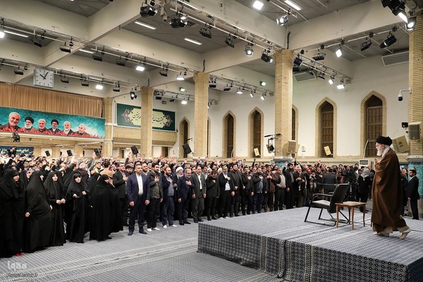 دیدار جمعی از خانواده‌های شهدای مدافع حرم و مقاومت با رهبر