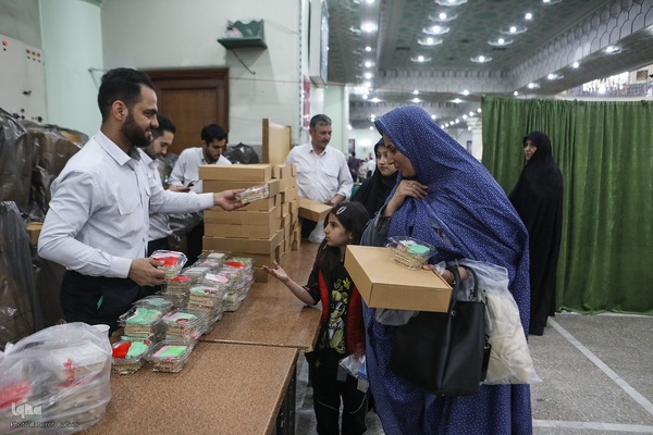 توزیع افطاری در شب میلاد امام حسن مجتبی(ع)