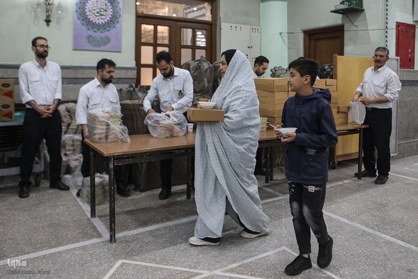 توزیع افطاری در شب میلاد امام حسن مجتبی(ع)