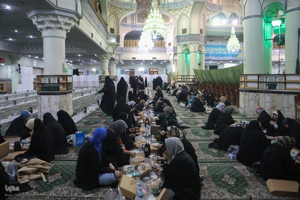 توزیع افطاری در شب میلاد امام حسن مجتبی(ع)
