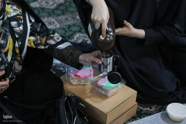 توزیع افطاری در شب میلاد امام حسن مجتبی(ع)