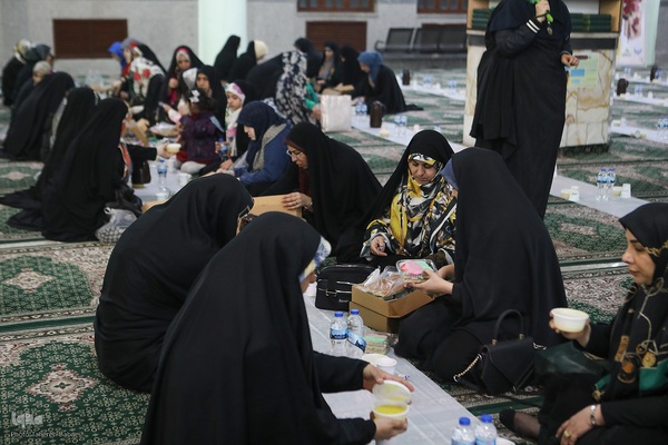 توزیع افطاری در شب میلاد امام حسن مجتبی(ع)