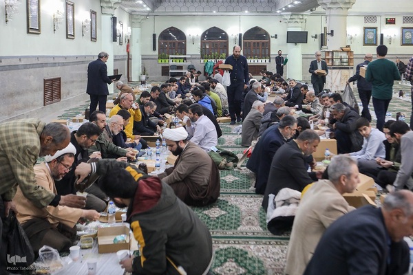 توزیع افطاری در شب میلاد امام حسن مجتبی(ع)