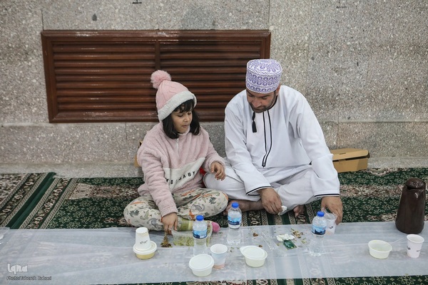 توزیع افطاری در شب میلاد امام حسن مجتبی(ع)