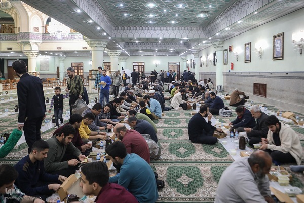 توزیع افطاری در شب میلاد امام حسن مجتبی(ع)