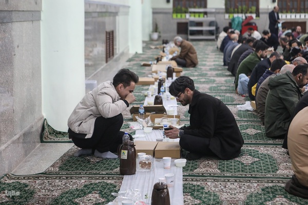 توزیع افطاری در شب میلاد امام حسن مجتبی(ع)