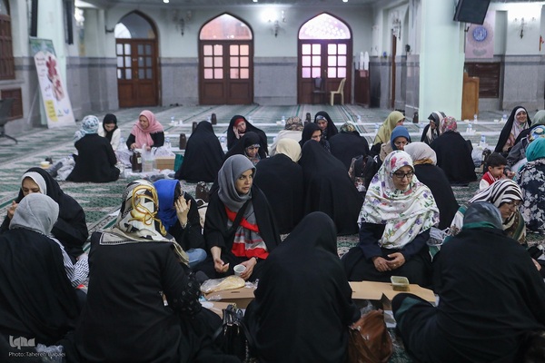 توزیع افطاری در شب میلاد امام حسن مجتبی(ع)